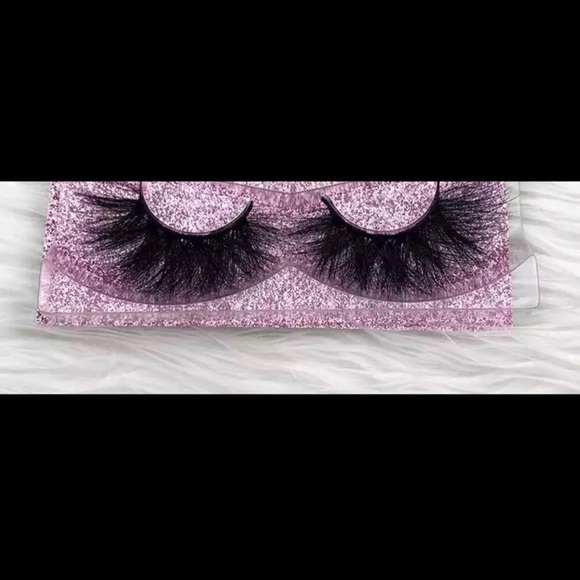 False eyelashes - Picture 3 of 4